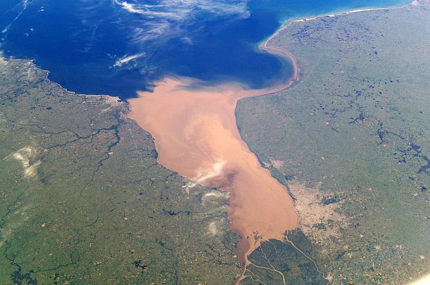 Satellitenaufnahme des Rio de la Plata, unten rechts der Großraum Buenos Aires
