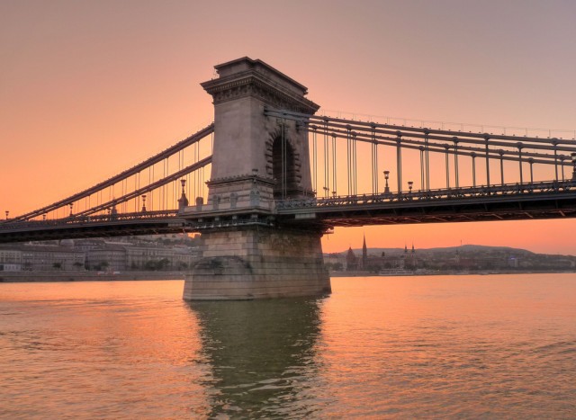 Chain_Bridge_connecting_Buda_with_Pest