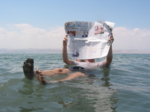 Ein_Mann_beim_Zeitunglesen_im_Toten_Meer