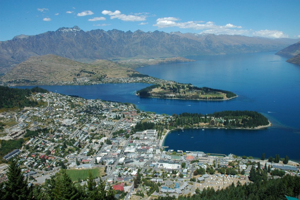 Queenstown_from_top_of_Gondola