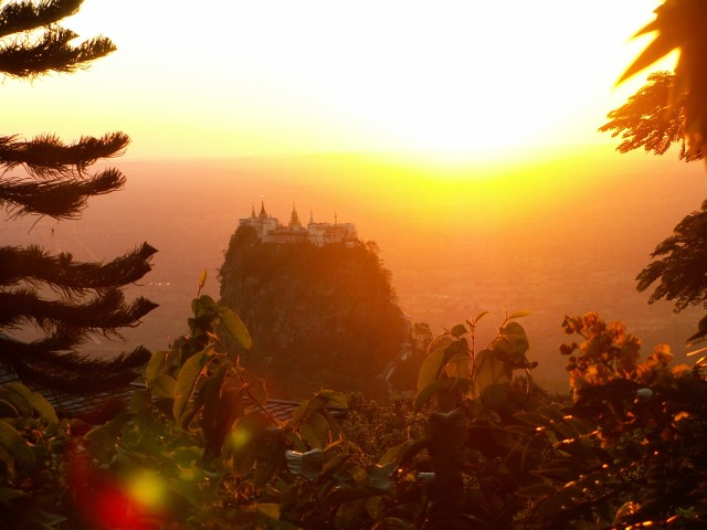Pagoden_am_Mount_Popa_im_Sonnenuntergang