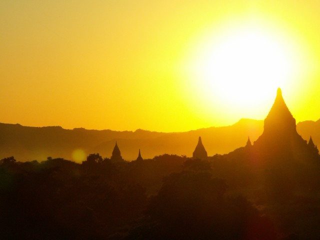 Pagodenfeld_von_Bagan_im_Sonnenuntergang