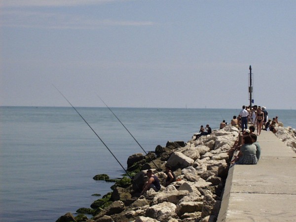 Angler_auf_einem_Wellenbrecher