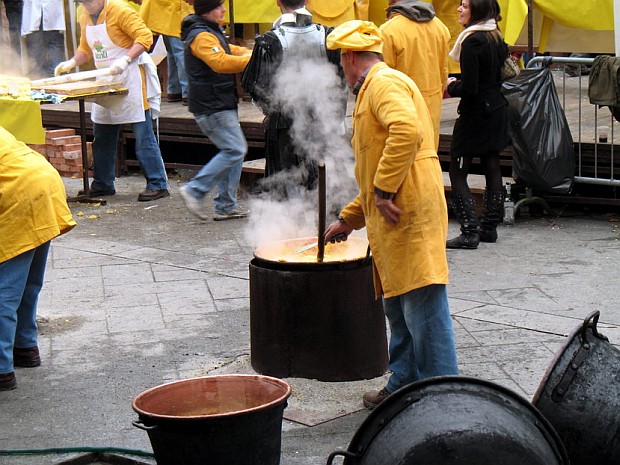 Tradizionale festa di Carnevale polenta e salamini in Piazza Mercato, Domodossola