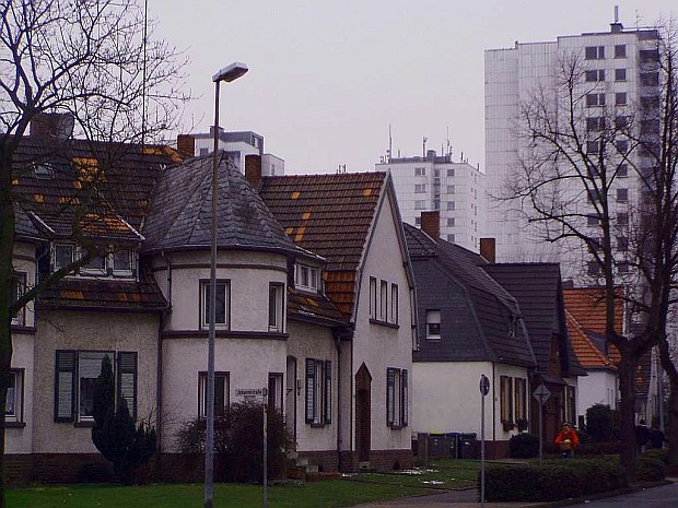 Bergarbeiterhaeuschen_und_die_Drei_Weissen_Riesen_in_der_Naehe_des_Zentrums_von_Kamp-Lintfort
