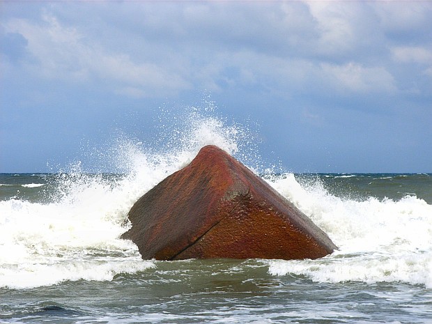 Der Findling Schwanenstein bei Lohme auf der Insel Rügen in der Brandung