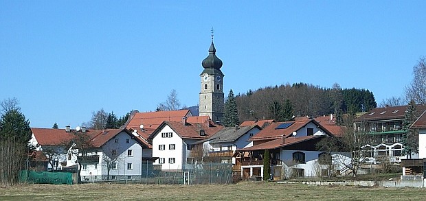 Drachselsried_Ansicht_von_Suedosten_mit_Pfarrkirche_St_Aegidius