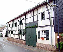 Ein der ältesten Traufenhäuser der Eifel in Scheven