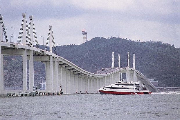 Friendship Bridge mit Fähre