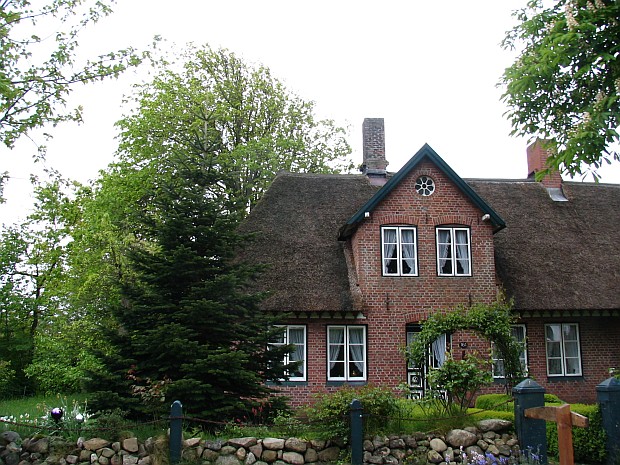 Friesenhaus_mit_Steinwall_in_Oldsum-Klintum_Foehr
