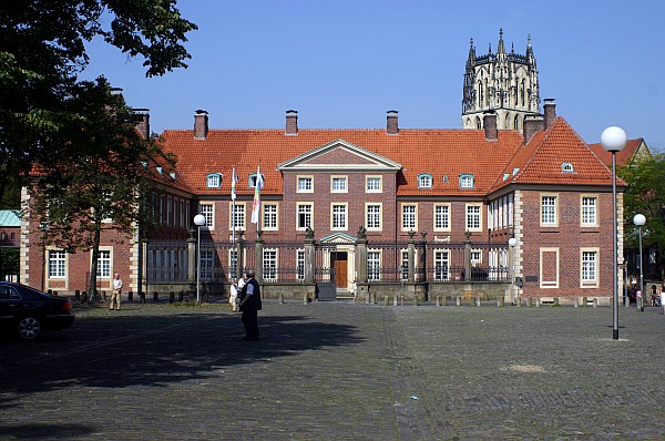 Münster, Bischöfliches Palais am Domplatz, im Hintergrund der Turm der Überwasserkirche