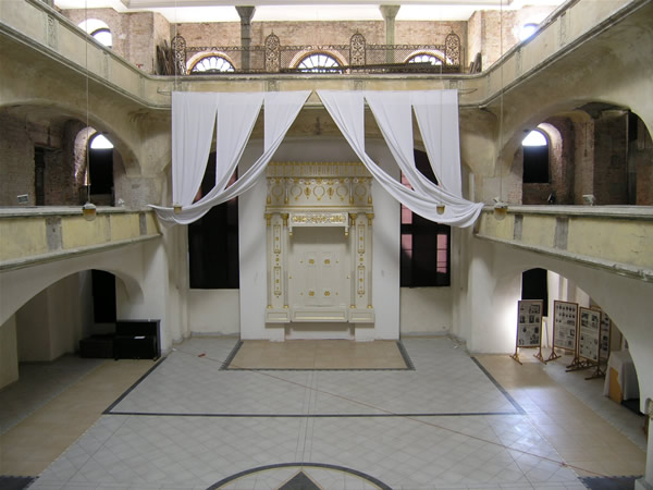 Synagoga_Pod_Biaym_Bocianem_we_Wrocawiu_-_Aron_ha-kodesz_2008
