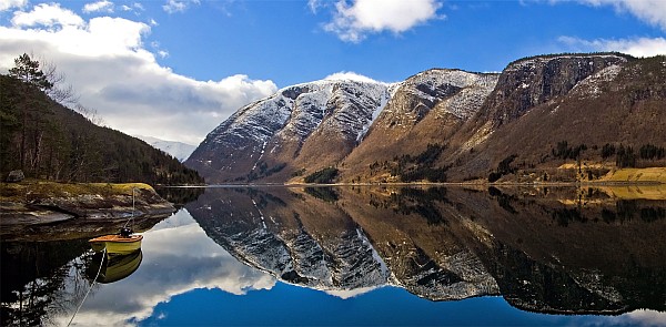 Ulvikfjord_Mountains_Panorama
