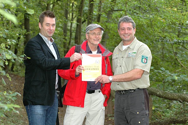 Vater Beimer erhält Urkunde für die Bezwingung des Wildnis-Trail im Nationalpark Eifel
