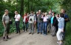 Wandergruppe auf dem Weg zum Kranich-Beobachtungsstand am Rederangsee (Foto: Reinhard Sobiech/NPA Müritz)