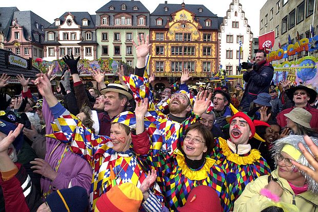 Karneval in Mainz - Jecken auf dem Rosenmontagszug | Rheinland-Pfalz Tourismus GmbH Karneval in Mainz | Rheinland-Pfalz Tourismus GmbH