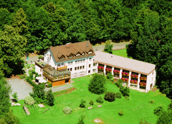 MF_Hundehotel_Bergfried_Haus-Luftaufnahme_06-2009_PR