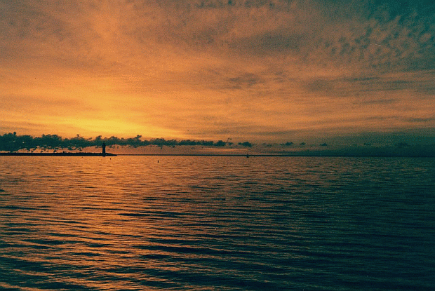 Mukran-Sonnenaufgang_am_Leuchtturm